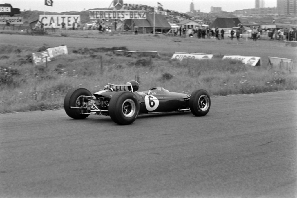 Jim Clark, winnaar van de Nederlandse GP, aan het werk in de duinen in 1965.